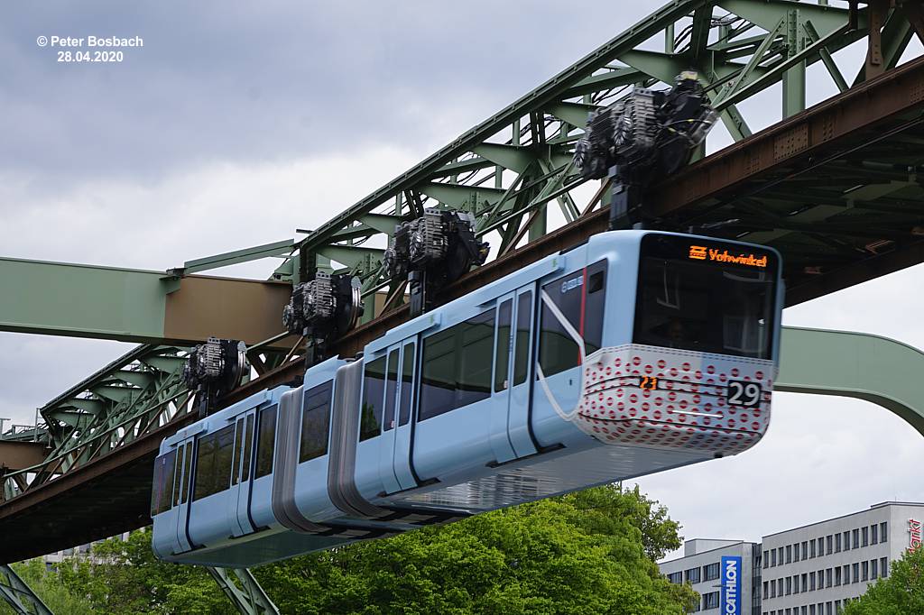 Schwebebahn mit Maske