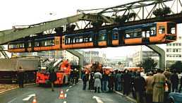 LKW rammte Schwebebahn